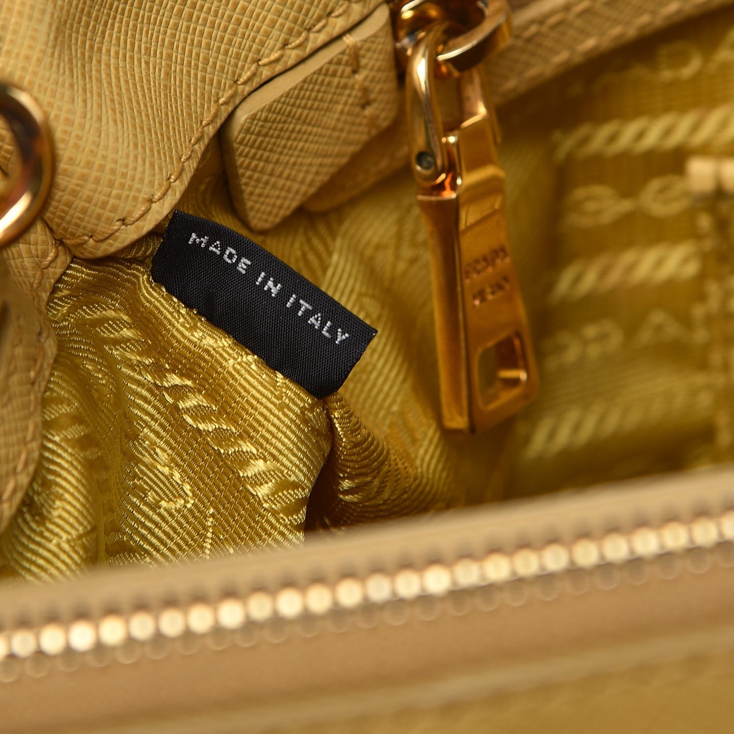 Saffiano Medium Galleria Double Zip Tote Ginestra