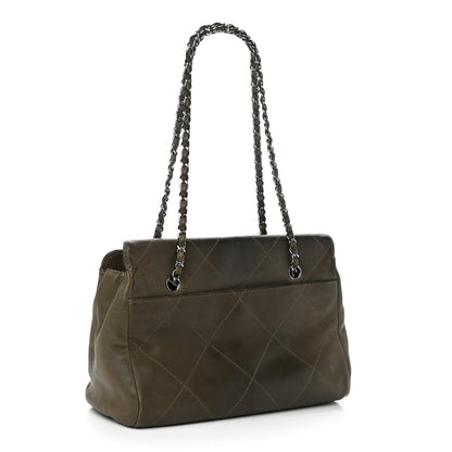 Chanel Washed Calfskin Diamond Stitch Large Hamptons Shopping Tote Green 3 of 15