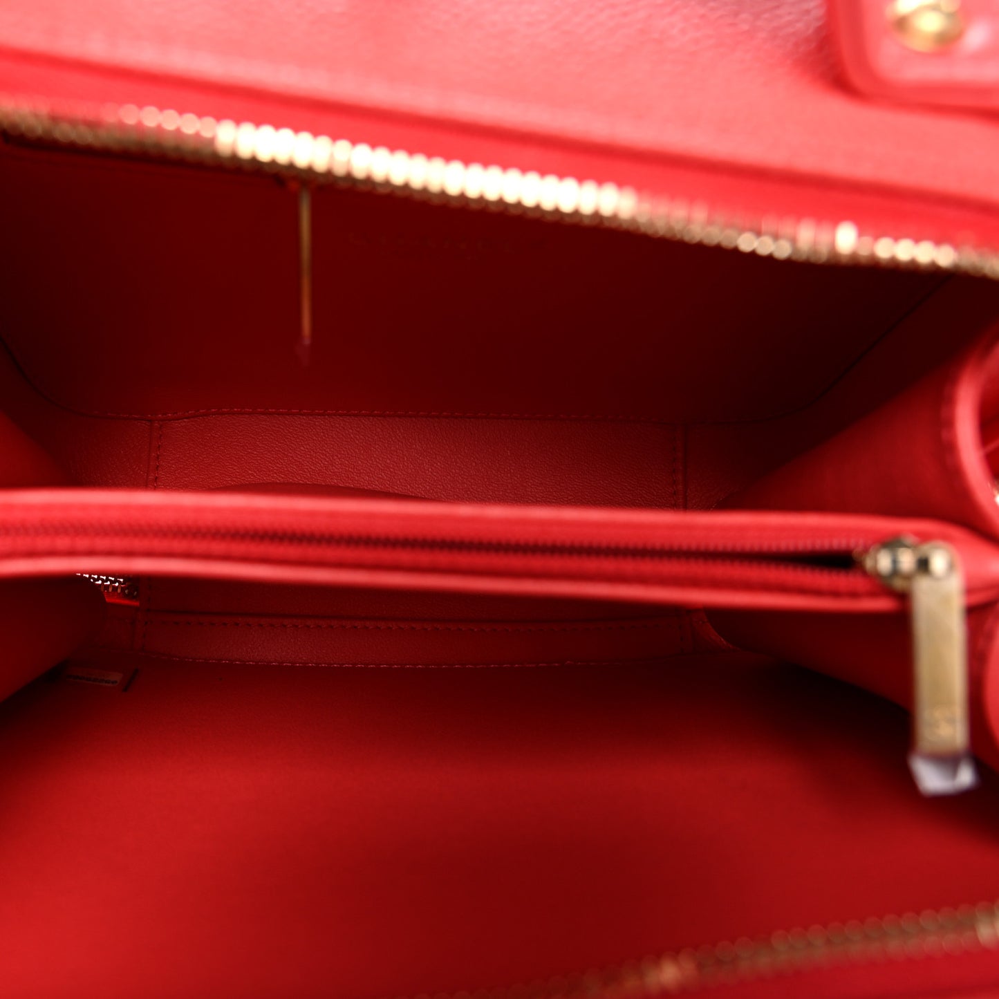 Caviar Quilted Medium CC Filigree Vanity Case Red
