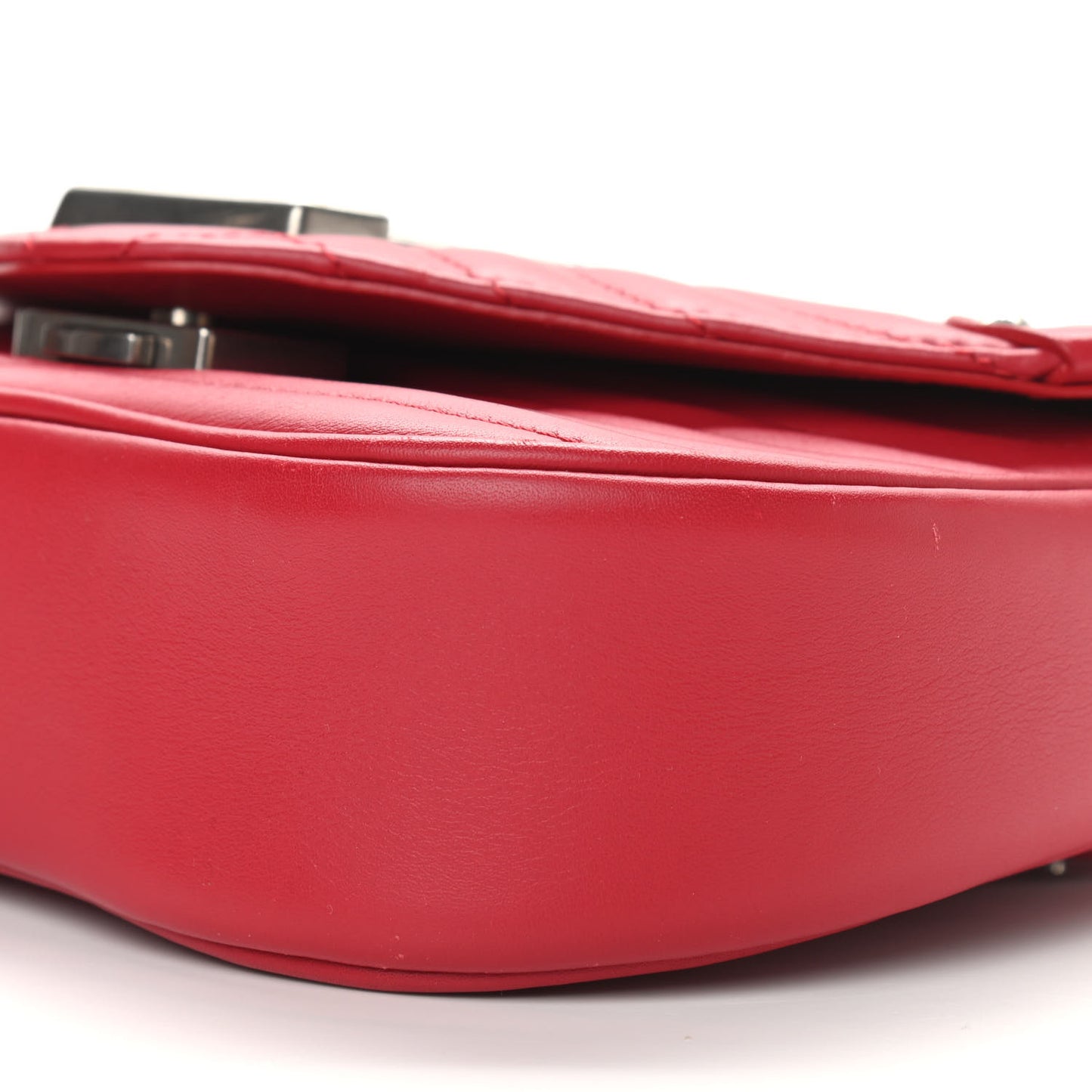 Calfskin New Wave Chain MM Ecarlate
