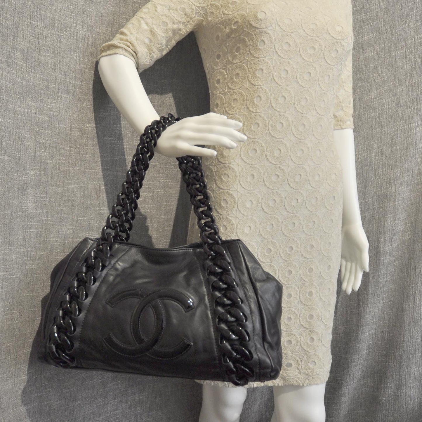 Leather Modern Chain Tote Black