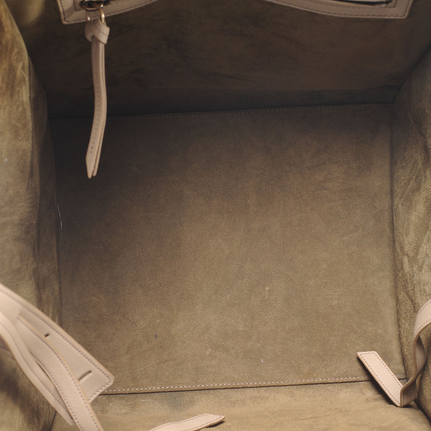 Smooth Calfskin Medium Phantom Luggage Dune