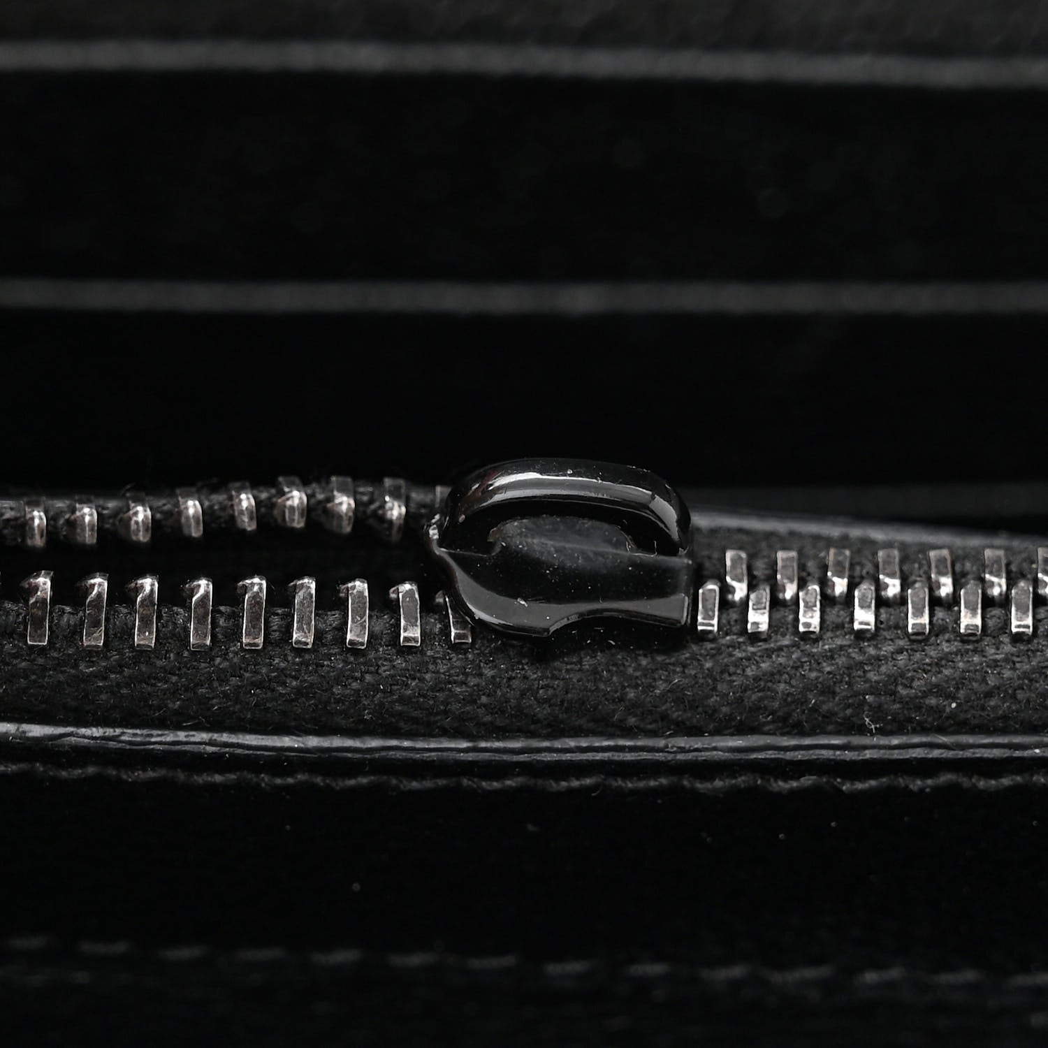 Saint Laurent Grain De Poudre Matelasse Chevron Monogram Monochrome Chain Wallet Black 12 of 16