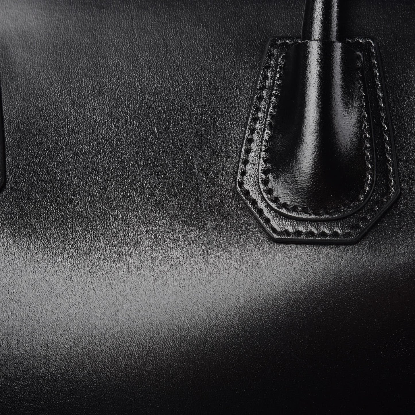 Shiny Lord Calfskin Medium Antigona Black