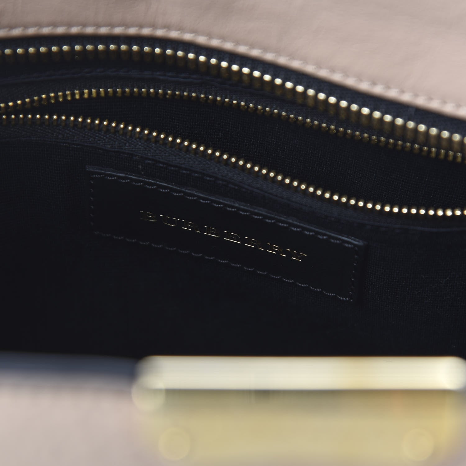 Burberry Signature Grain Medium Clifton Bag Pale Apricot 8 of 9
