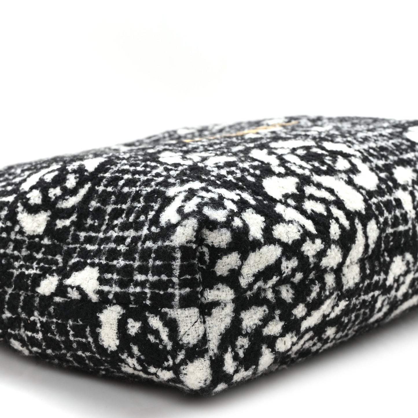 Cashmere Quilted Camellia Chanel 22 Black White