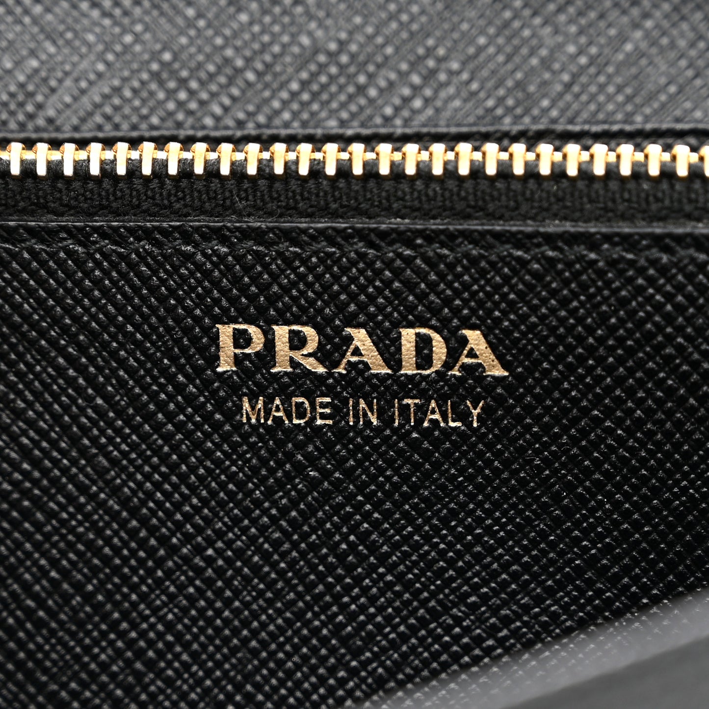 Saffiano Metal Oro Chain Wallet Black