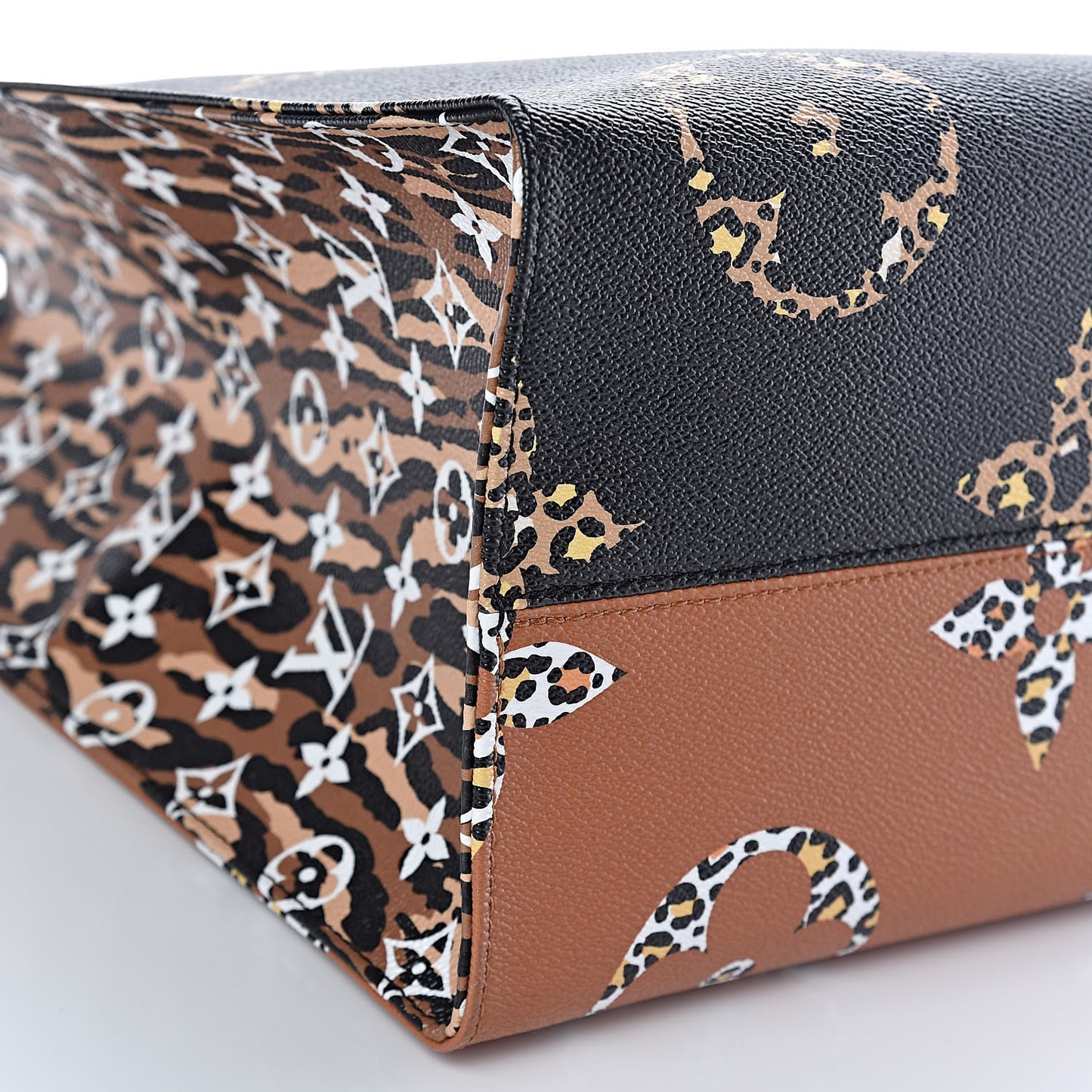 Monogram Giant Jungle Onthego GM Black