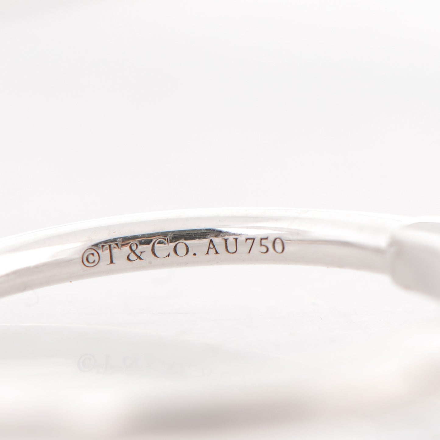 18K White Gold T Wire Ring 6.5