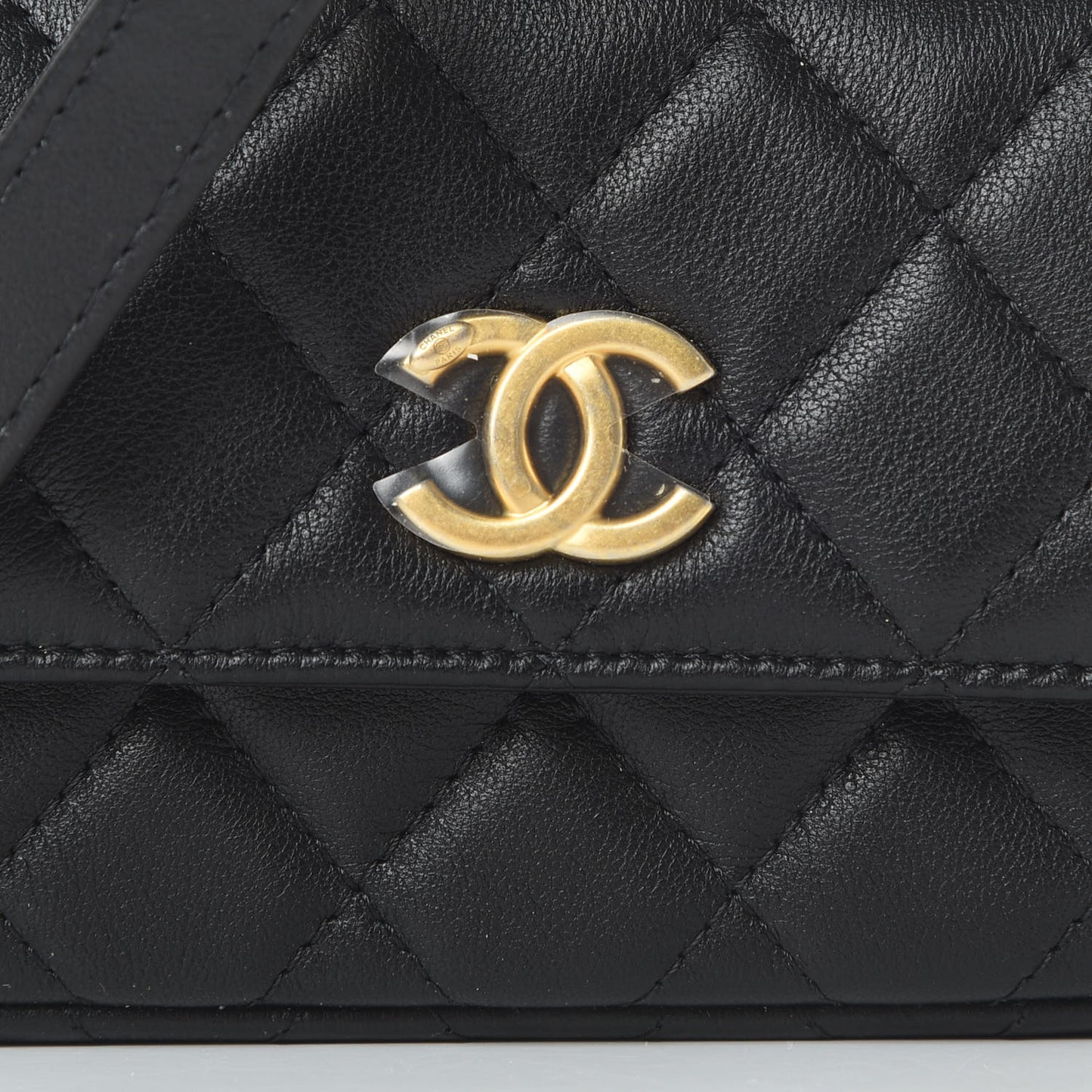 Calfskin Quilted About Pearls Card Holder Flap With Chain Black