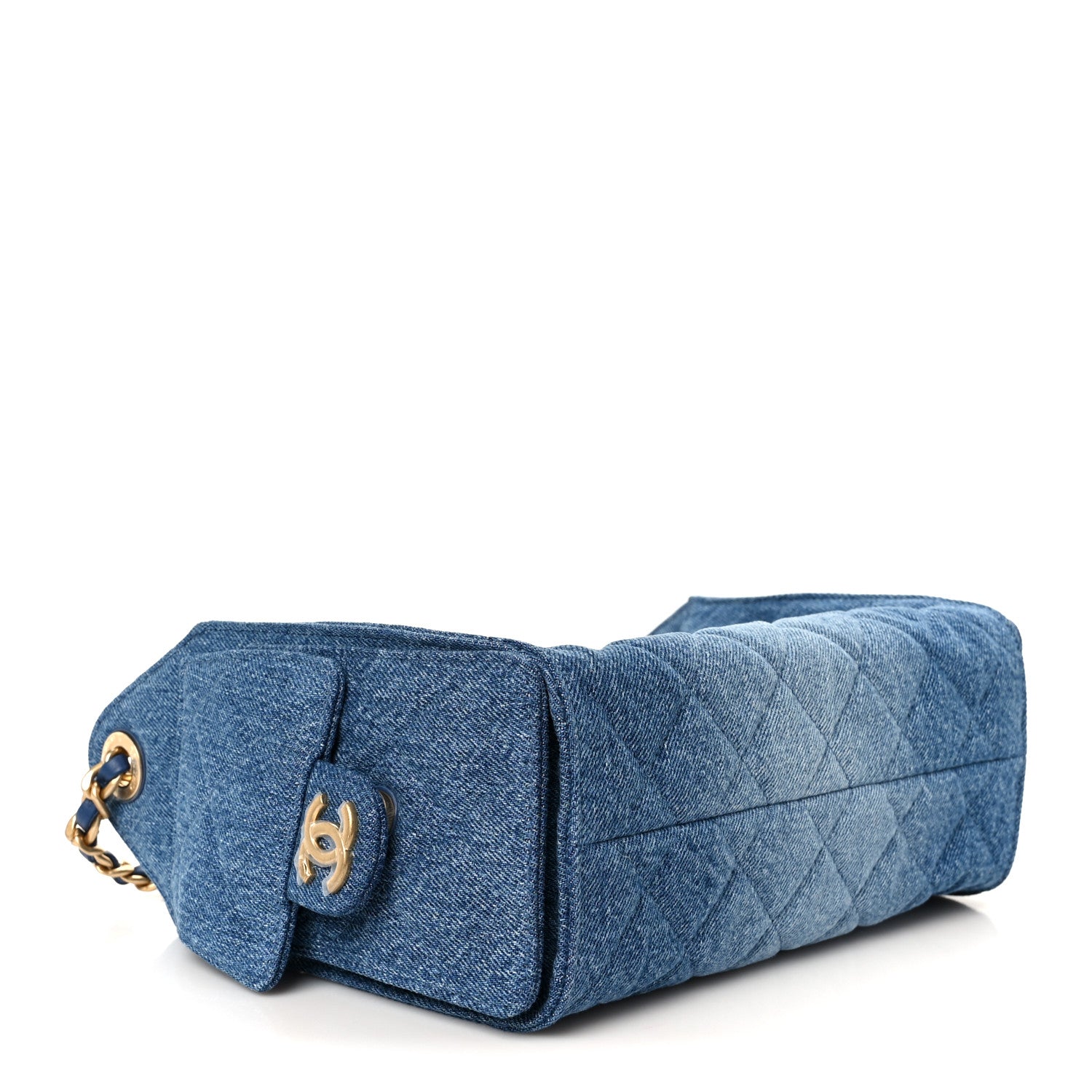 CHANEL ブルーキルティングバッグ Blue Chanel — deep, refined, and quietly sophisticated. ⸻ ブルー
