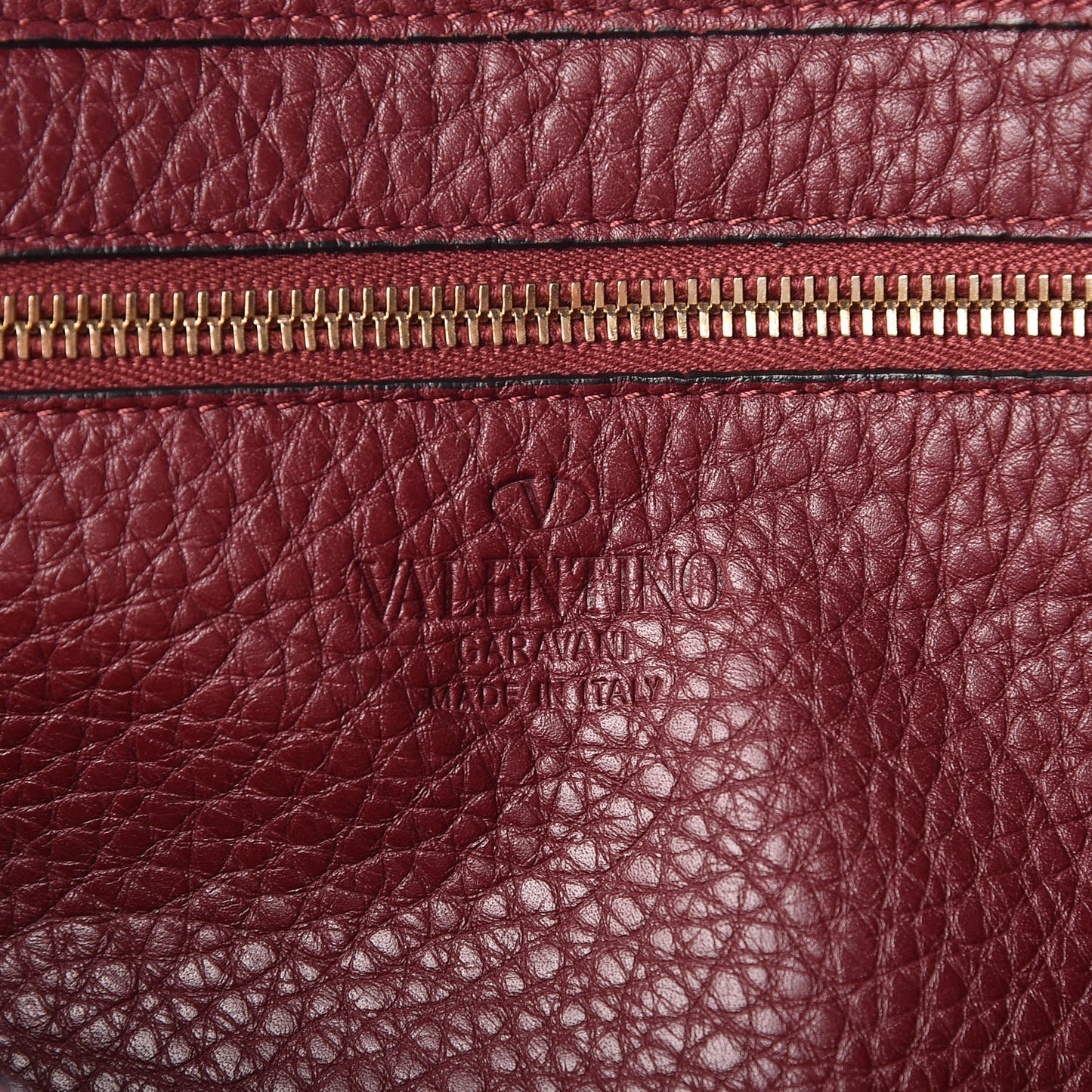 Pebbled Calfskin Medium Rockstud Tote Cremisi