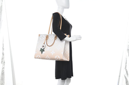 Louis Vuitton Monogram Giant By The Pool Onthego GM Brume 2 of 9