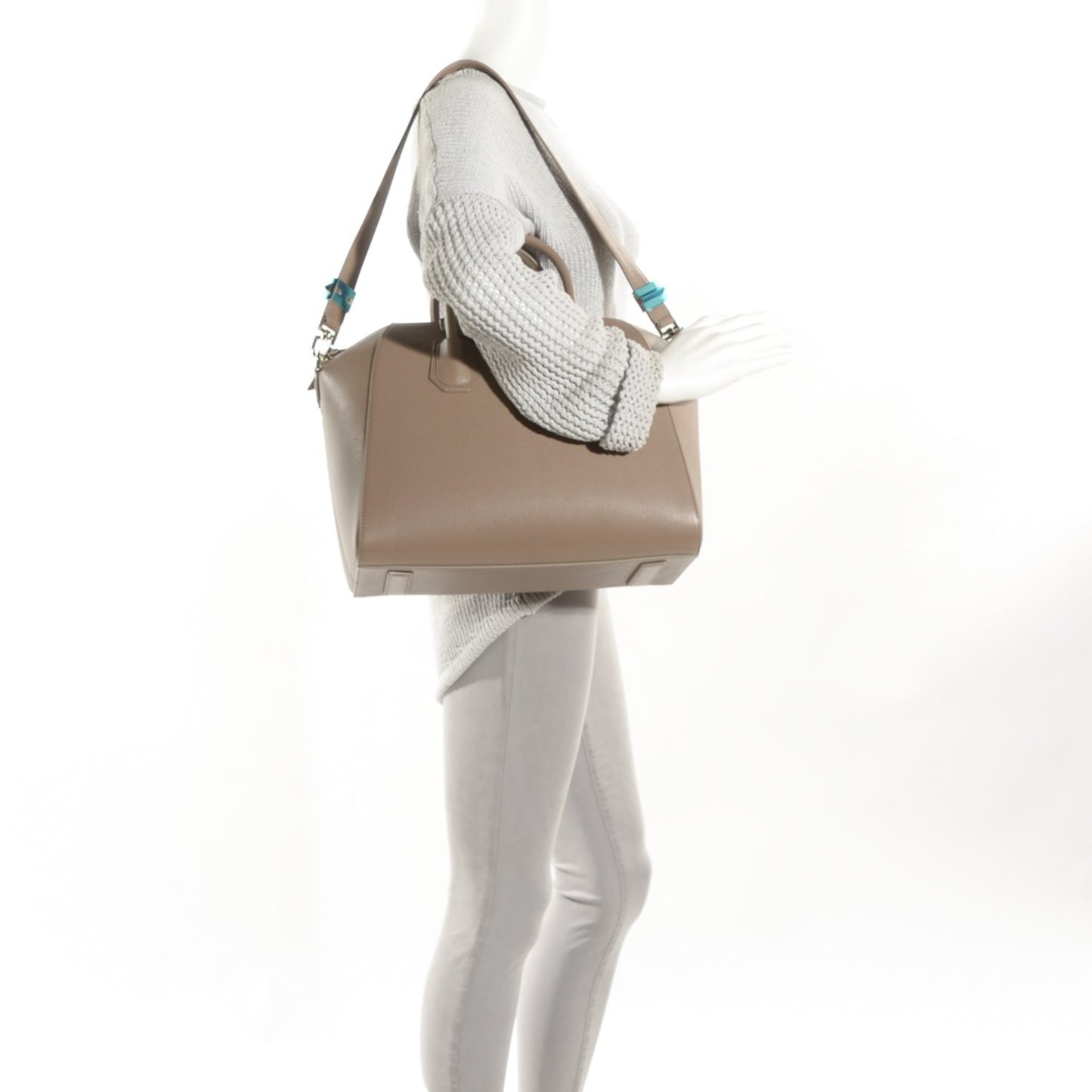 Sugar Goatskin Medium Antigona Sand