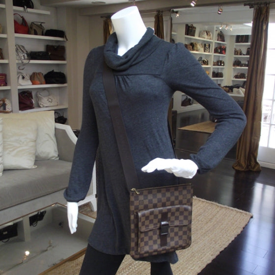 Louis Vuitton Damier Ebene Pochette Melville 2 of 9