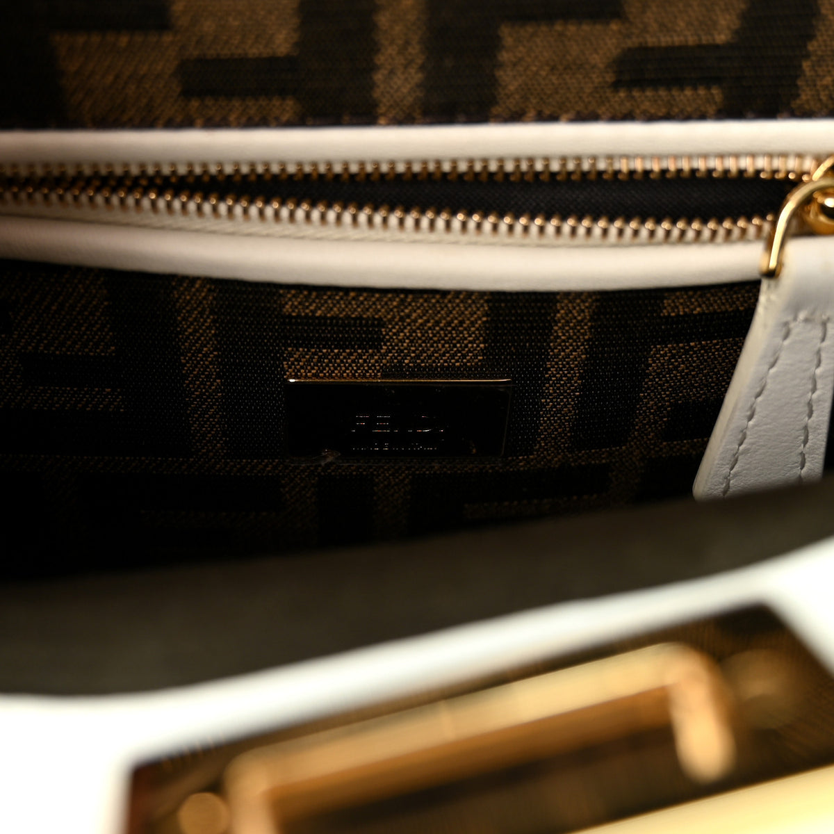 Vitello Seta Canvas FF Mini Peekaboo Iconic Satchel Uovo Sigaro Marrone