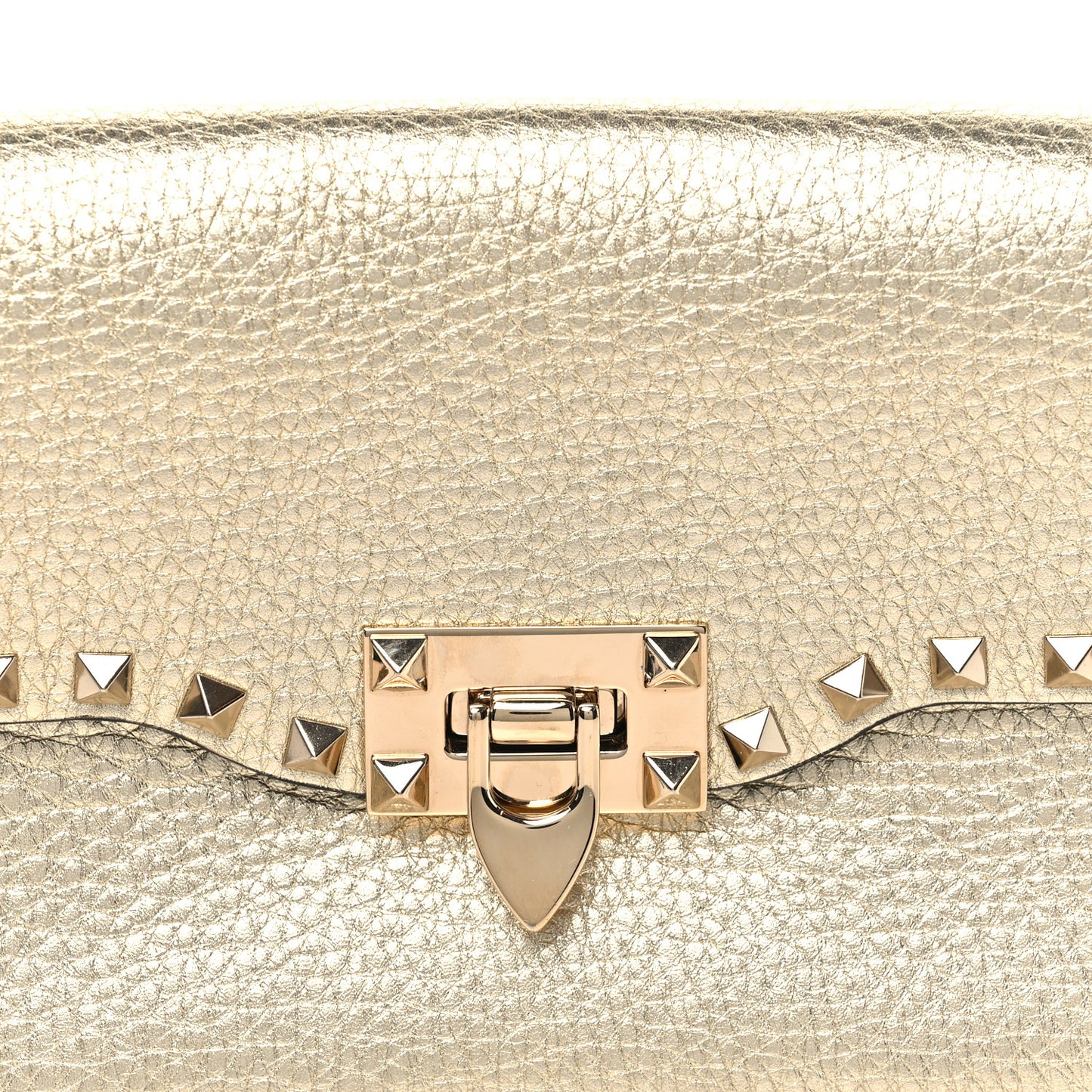 Metallic Pebbled Calfskin Medium Rockstud Flip Lock Crossbody Bag Platino