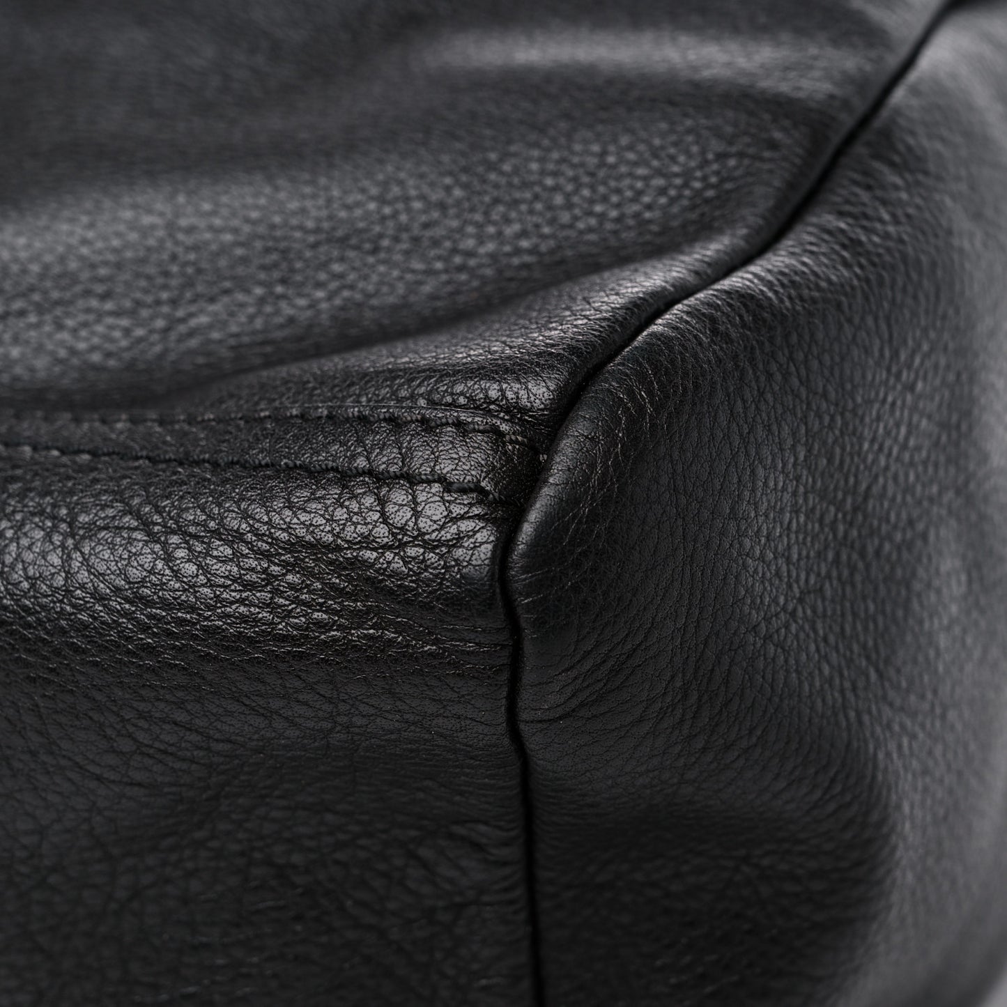 Pebbled Calfskin Medium Pyramid Stud Pandora Black