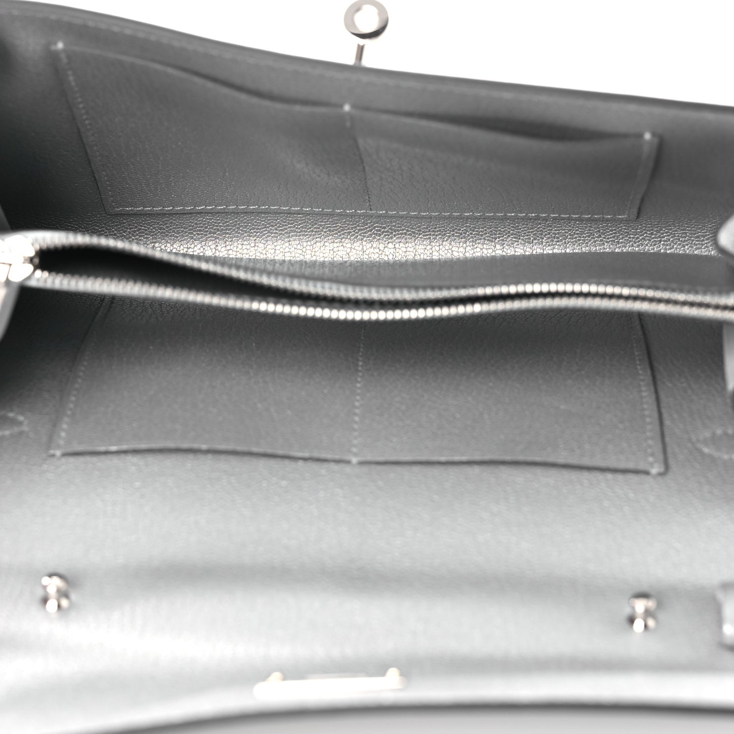 Metallic Chevre Chamkilight Kelly Wallet To Go Argent