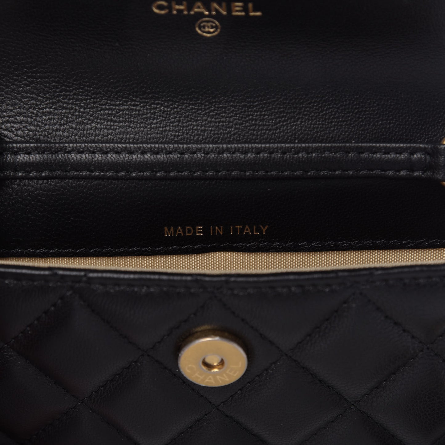 Lambskin Quilted Pearl Crush Clutch With Chain Black
