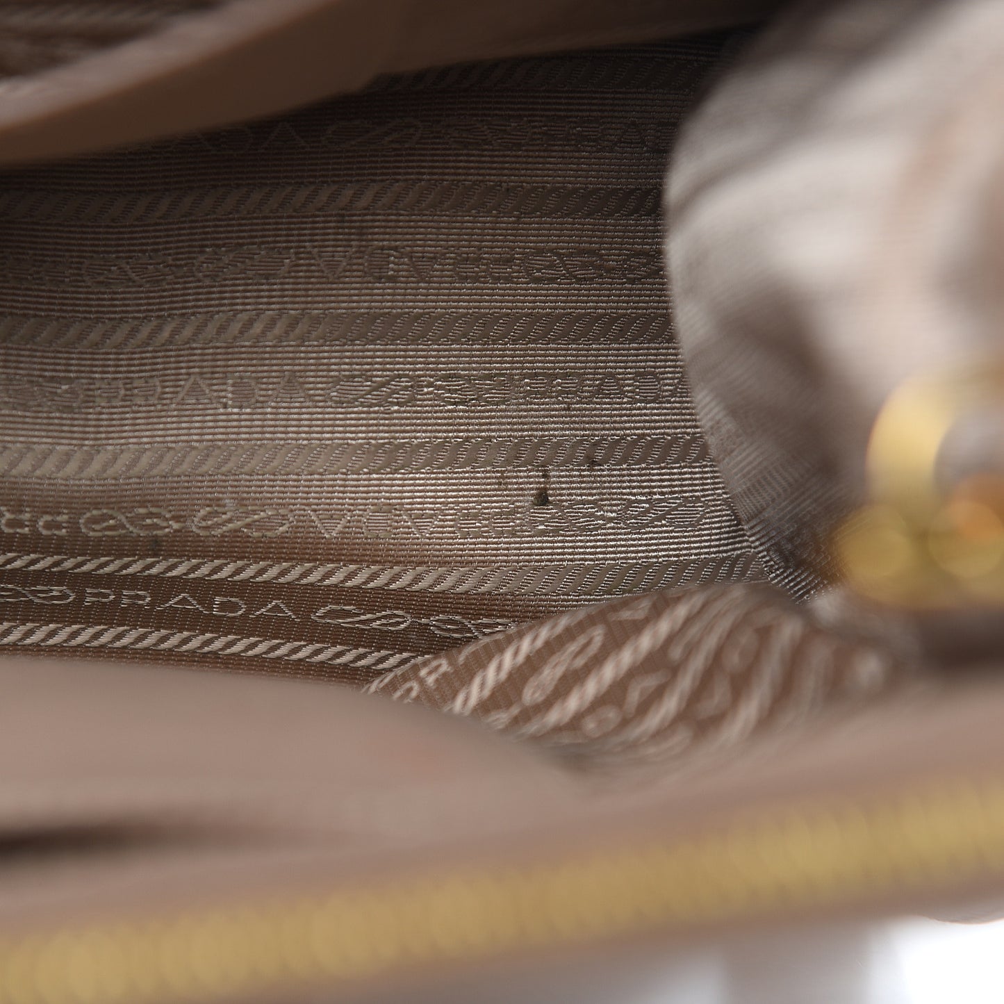 Saffiano Medium Galleria Double Zip Tote Cammeo