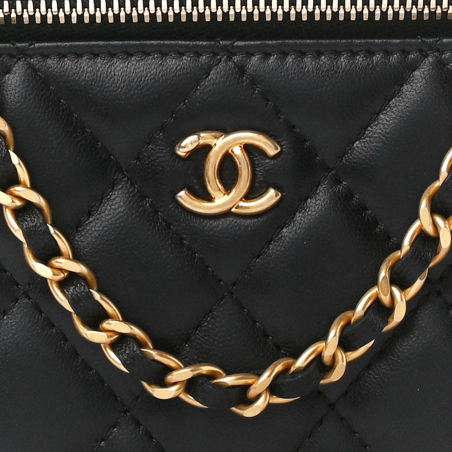 Lambskin Quilted Pearl Crush Small Vanity Case With Chain Black