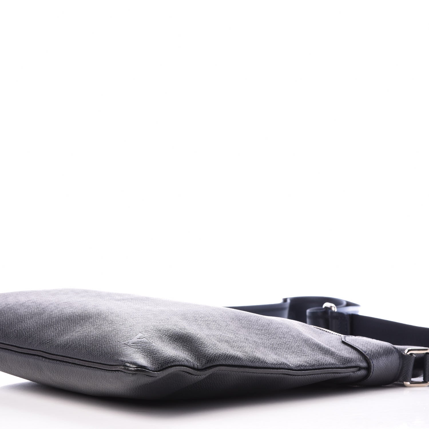 Louis Vuitton Taiga Sasha Messenger Boreal 9 of 11