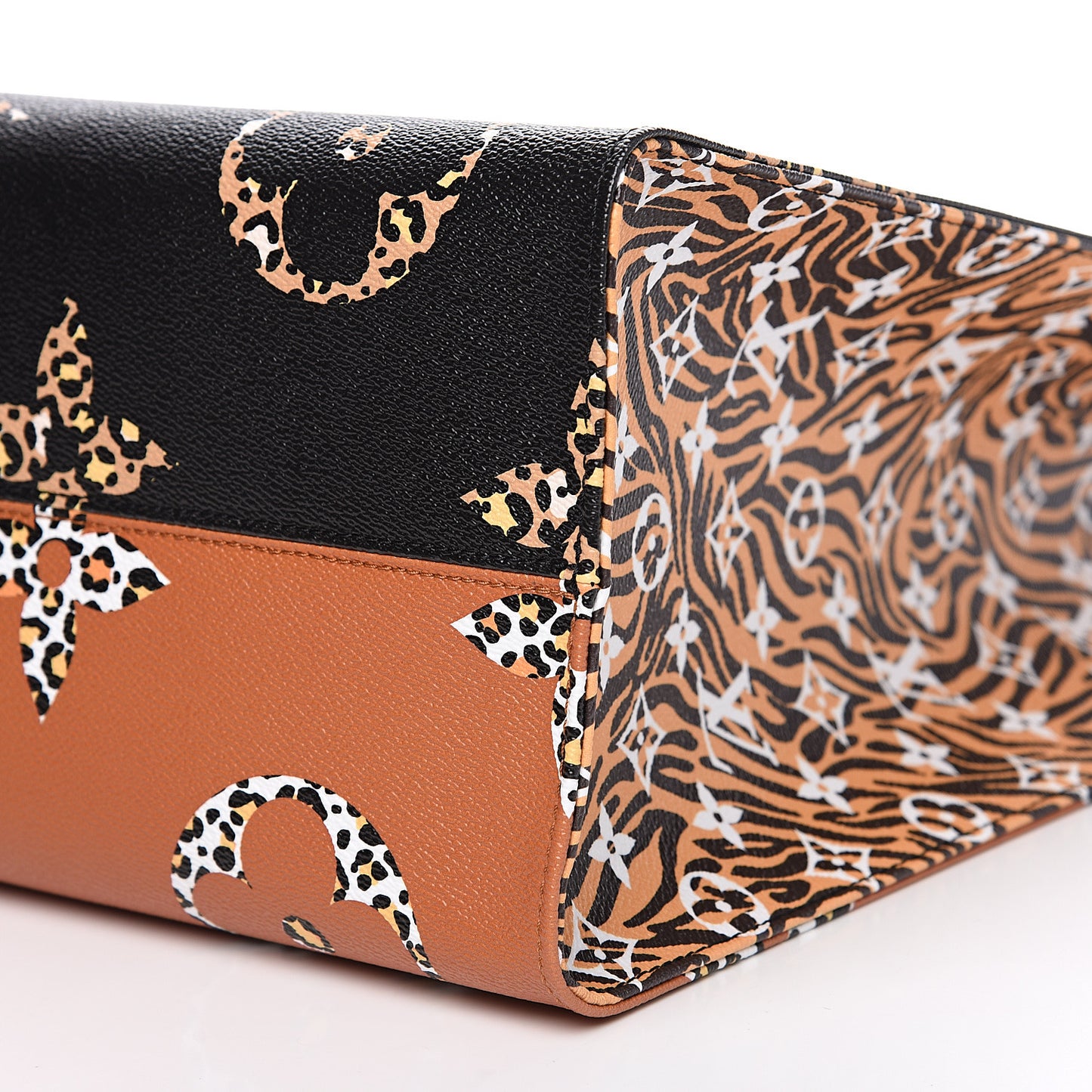Monogram Giant Jungle Onthego GM Black