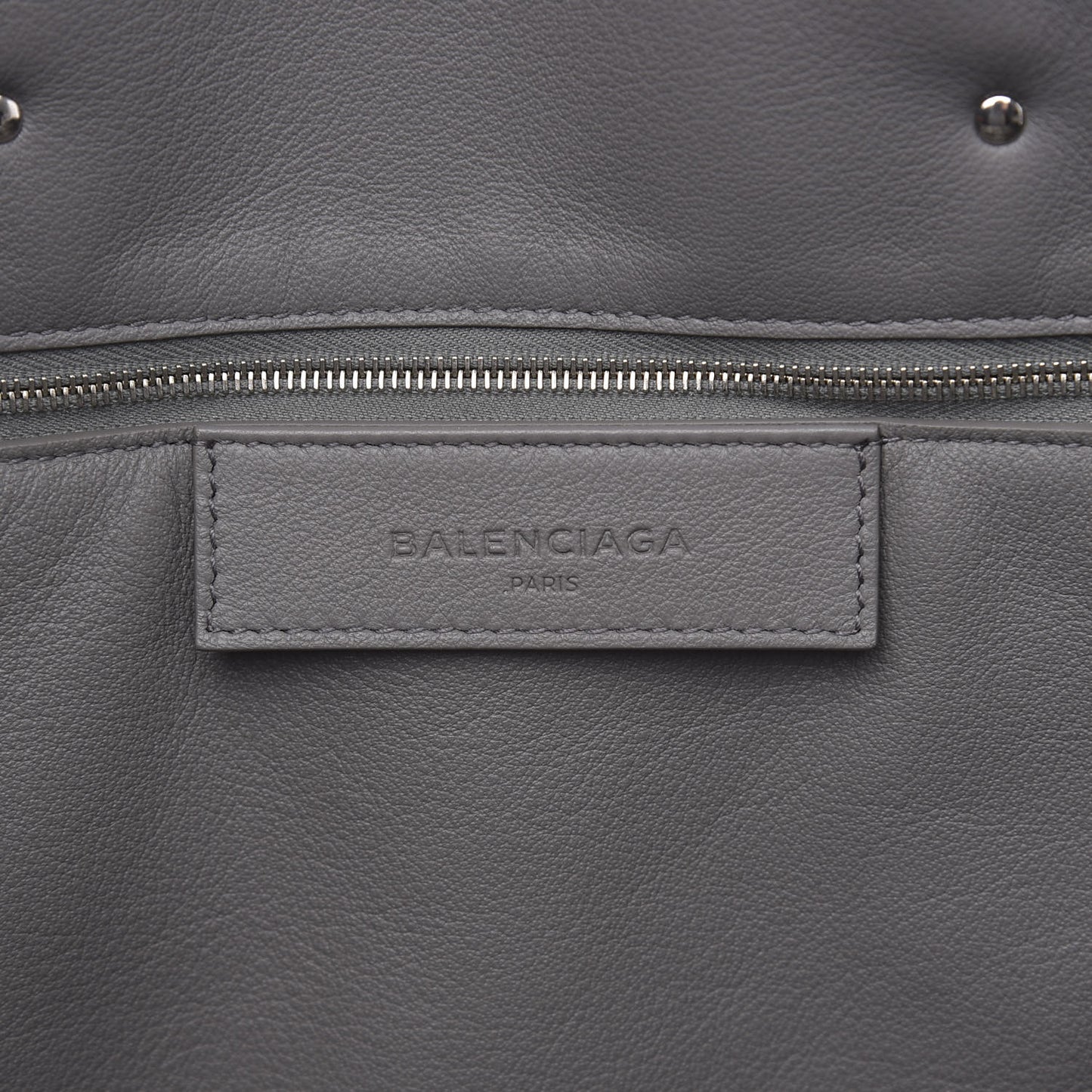 Veau Papier B4 Zip Around Tote Gris Acier