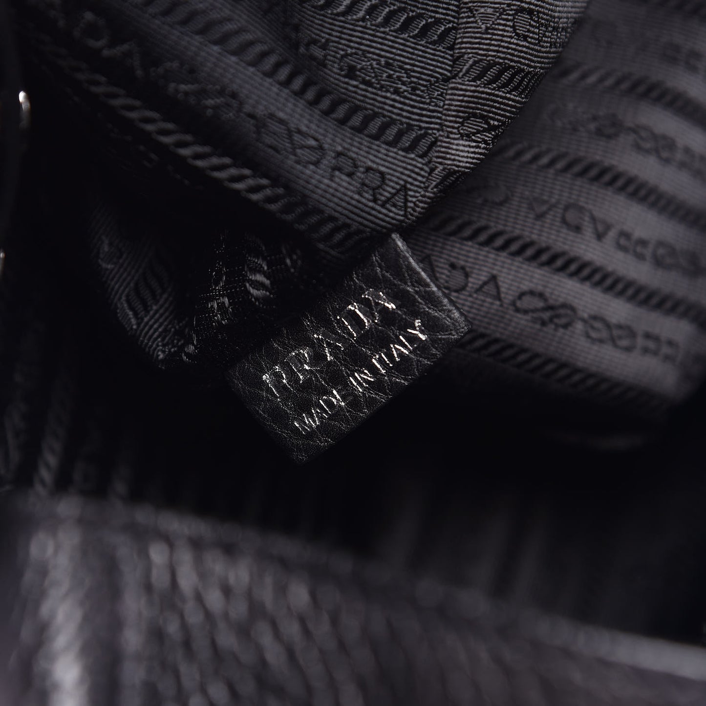 Vitello Daino Pocket Tote Black