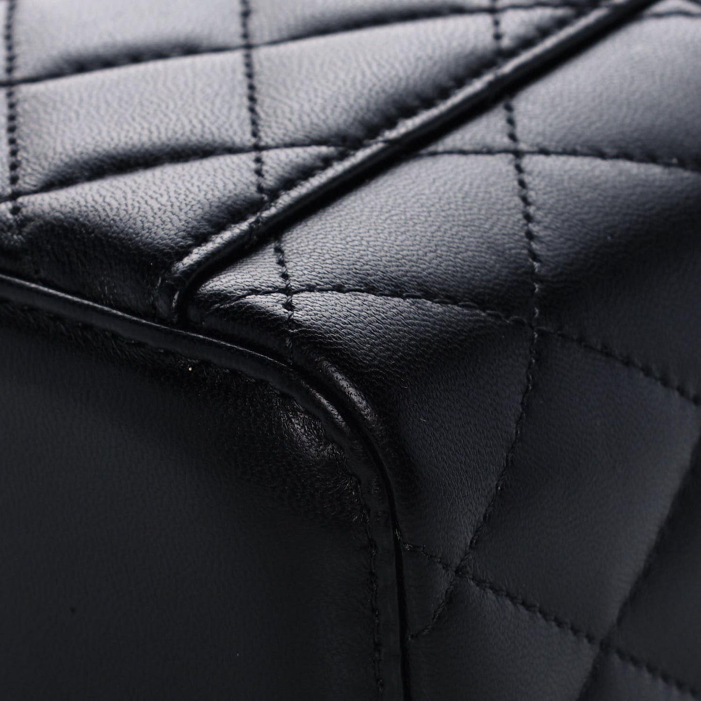 Lambskin Quilted Pearl Crush Small Vanity Case With Chain Black