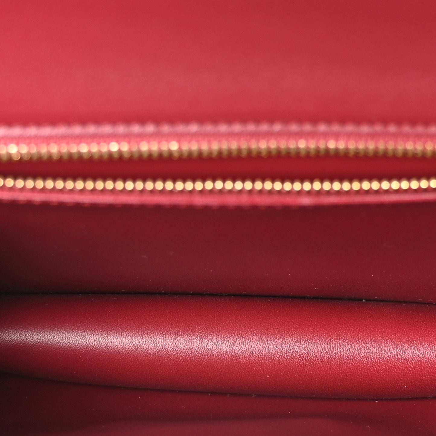 Shiny Calfskin Chain Besace Triomphe Carmin