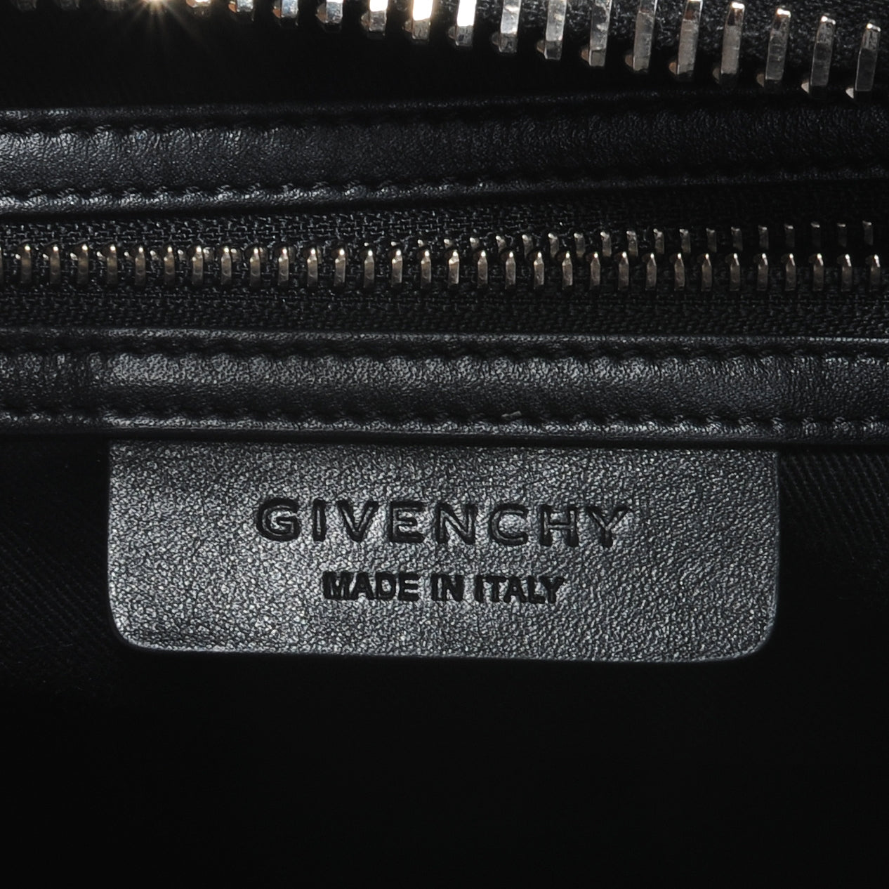 Smooth Calfskin Medium Antigona Black