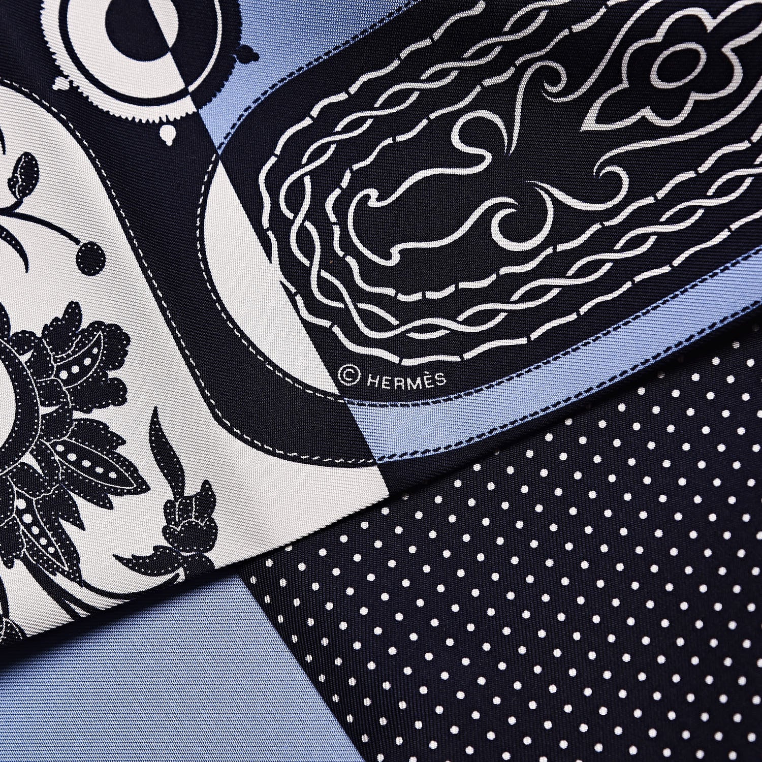 Hermes Silk Festival des Amazones Tattoo à Pois Maxi Twilly Caban Ciel White 5 of 5
