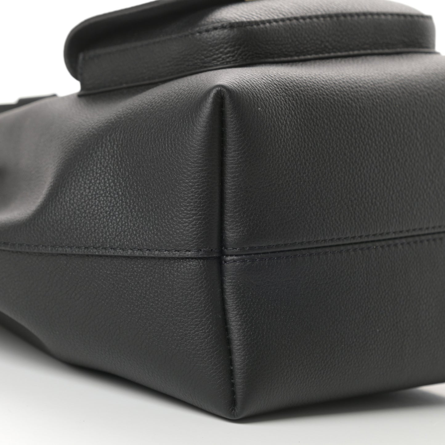 Calfskin Lockme Bucket MM Black