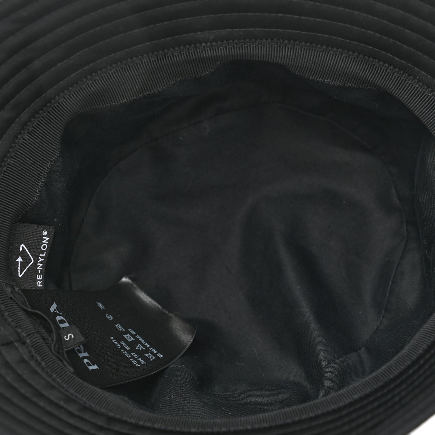 Re-Nylon Metal Triangle Logo Mens Bucket Hat S Black