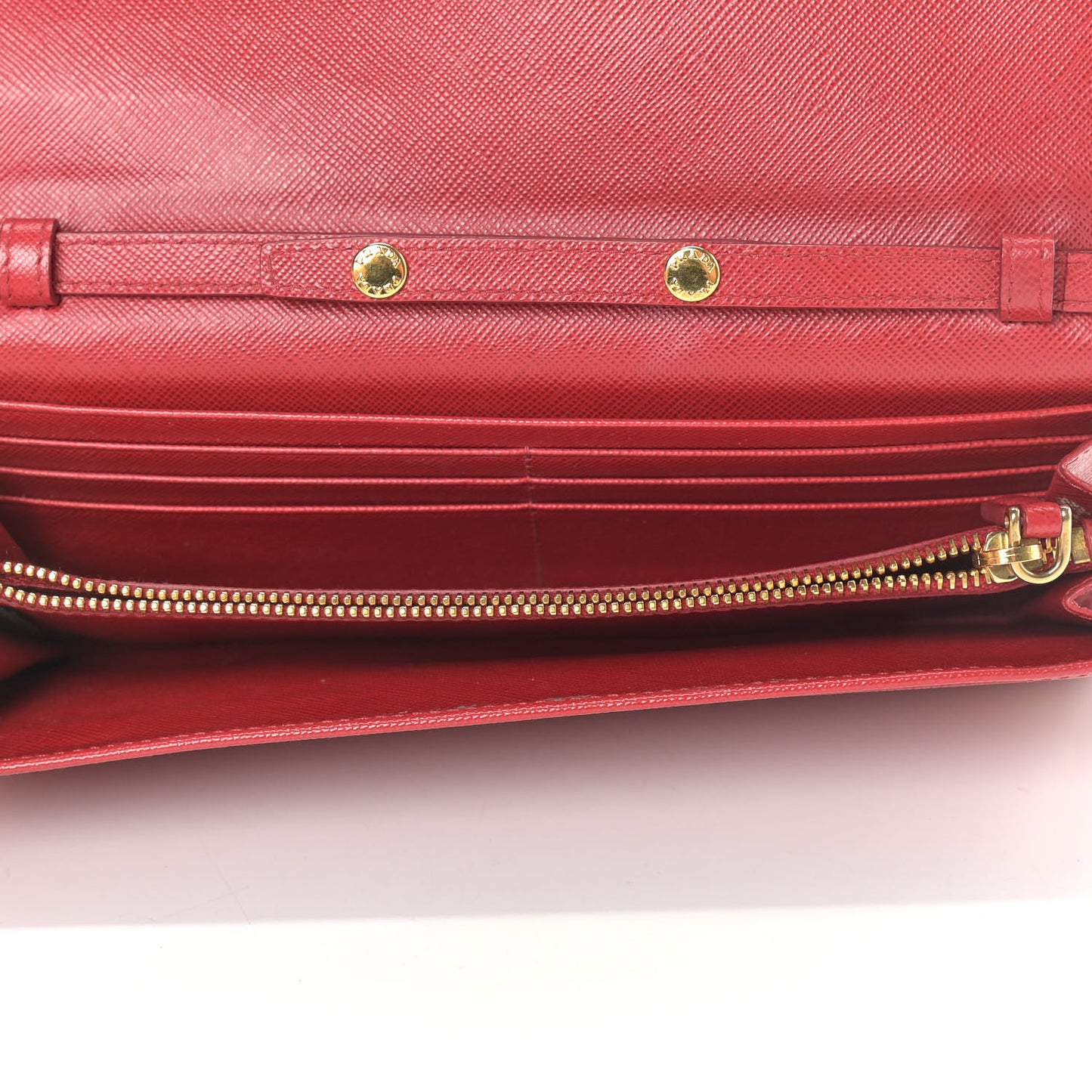 Saffiano Metal Oro Chain Wallet Fuoco