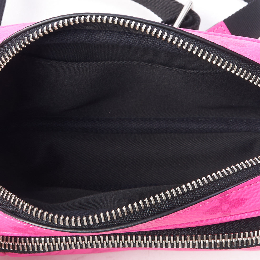 Taigarama Outdoor Pouch Fuchsia