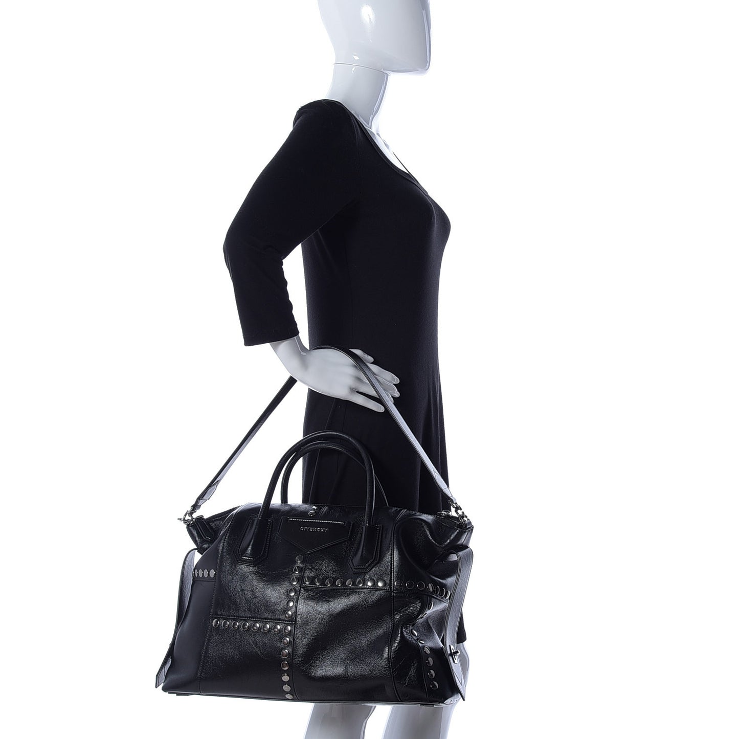 Smooth Calfskin Medium Studded Soft Antigona Black