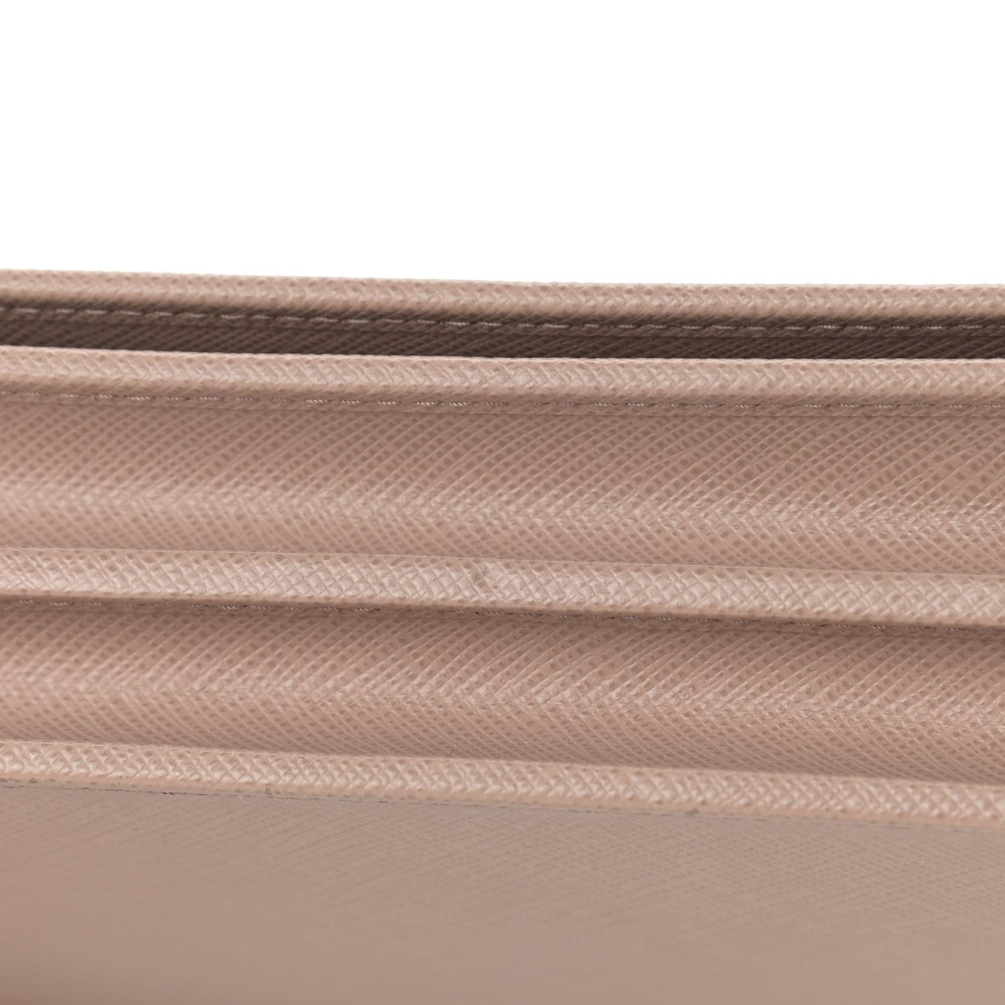 Saffiano Lux Monocrome Chain Wallet Cipria