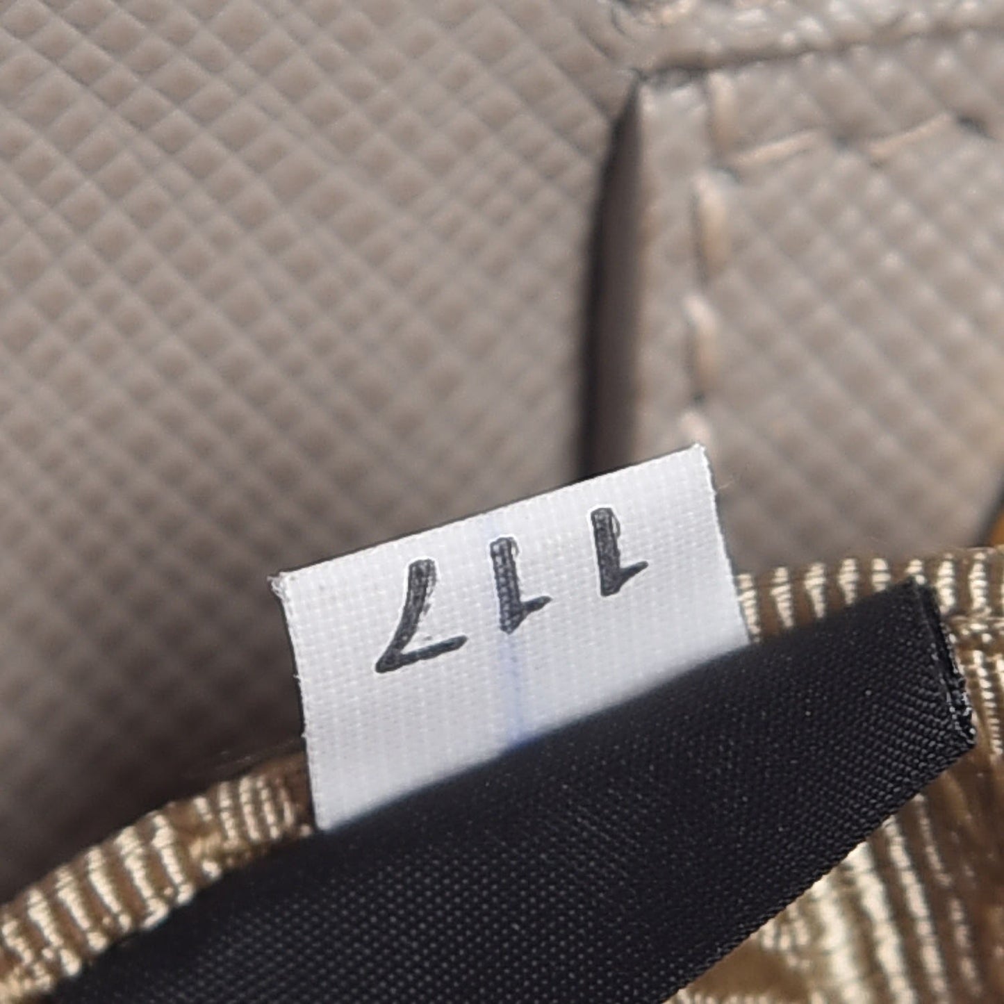 Saffiano Lux Medium Tote Pomice