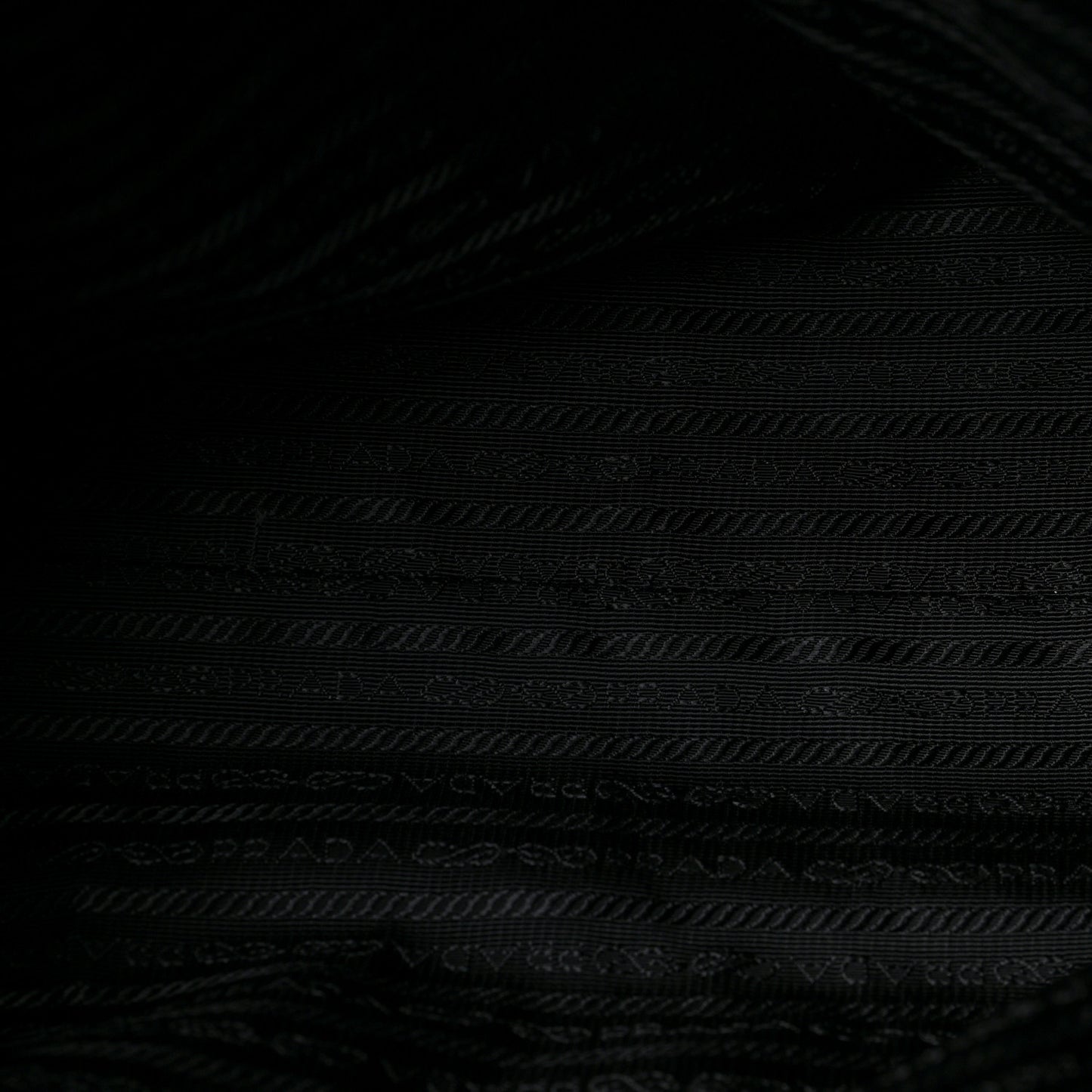 Vitello Daino Top Handle Zip Tote Black