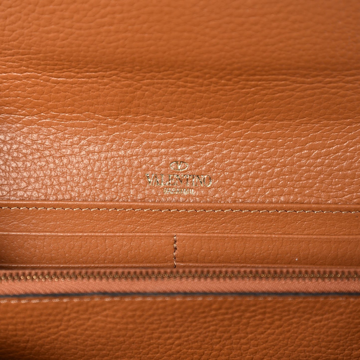 Pebbled Calfskin Rockstud Flap Wallet On Chain Light Cuir