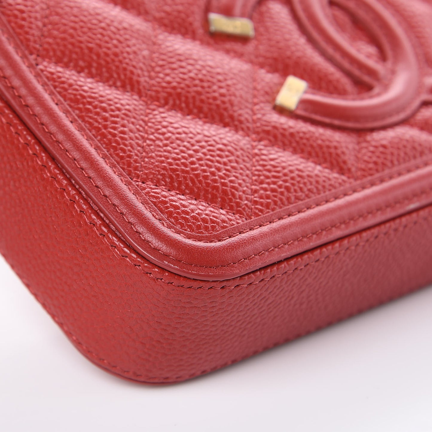 Caviar Quilted CC Filigree Clutch With Chain Red