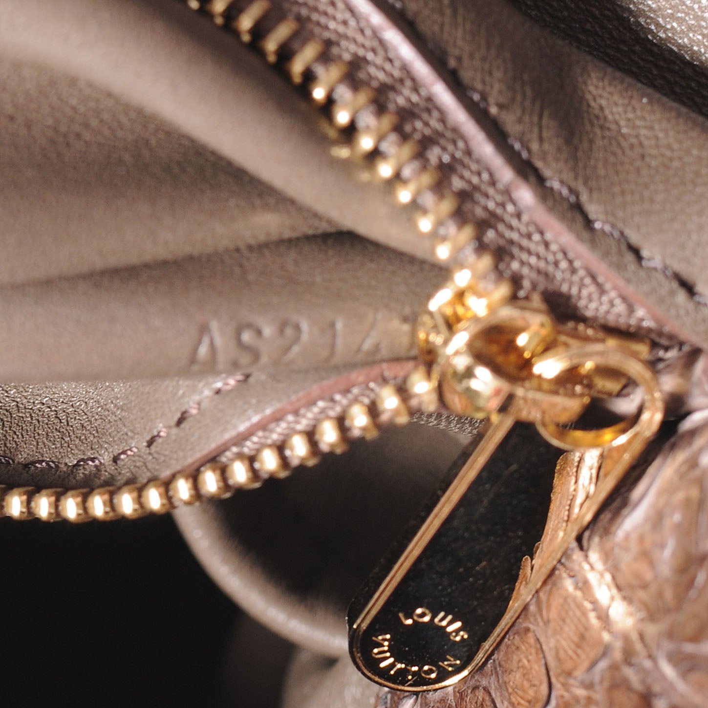 Louis Vuitton Python Embossed Monogram Artsy MM Gris 7 of 7