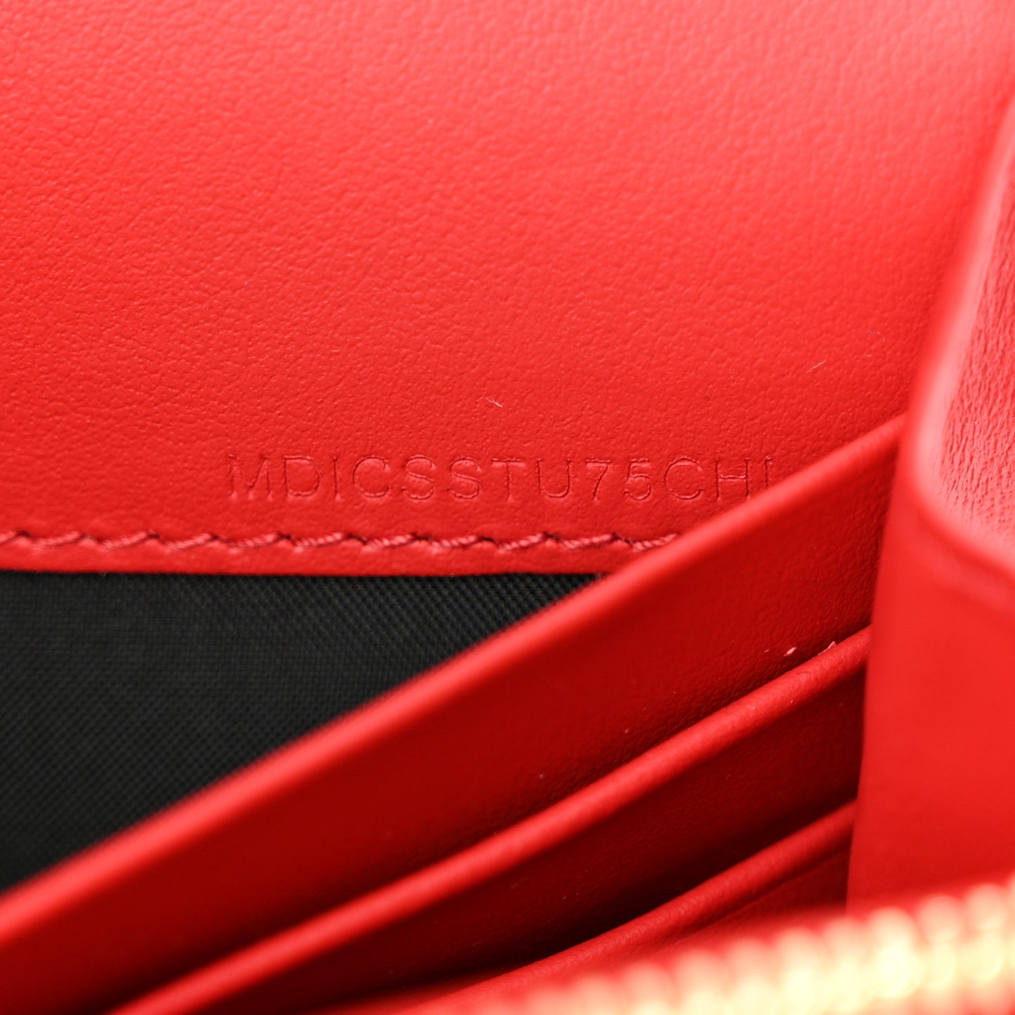 Grainy Calfskin Logo Henley Wallet On Chain Red