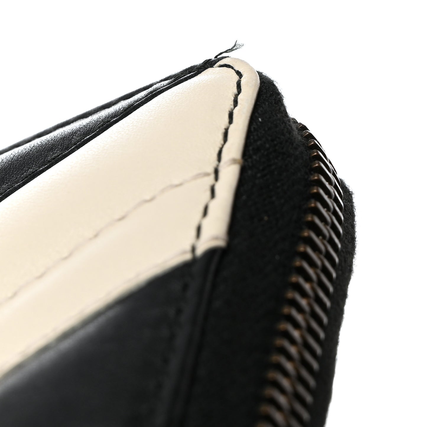 Calfskin Matelasse GG Marmont Zip Around Wallet Black White