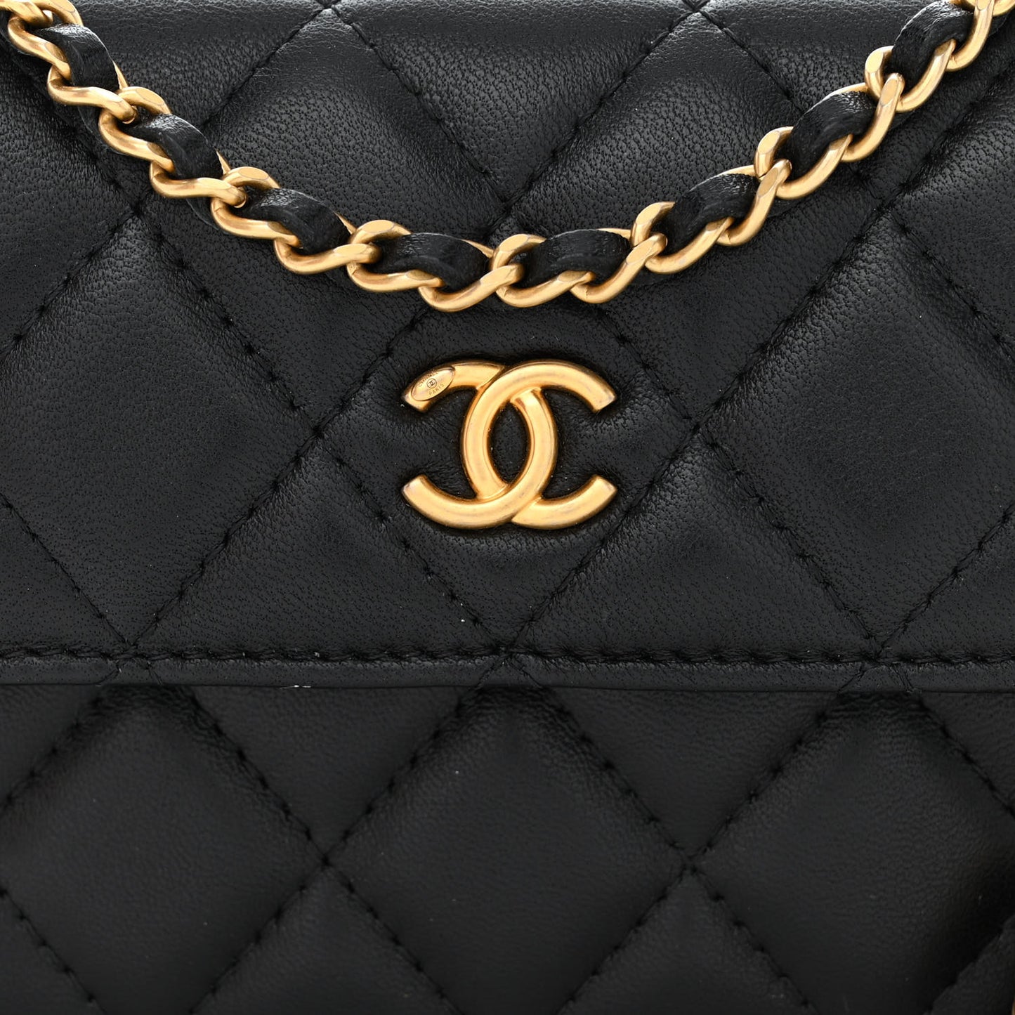 Lambskin Quilted Pearl Crush Clutch With Chain Black