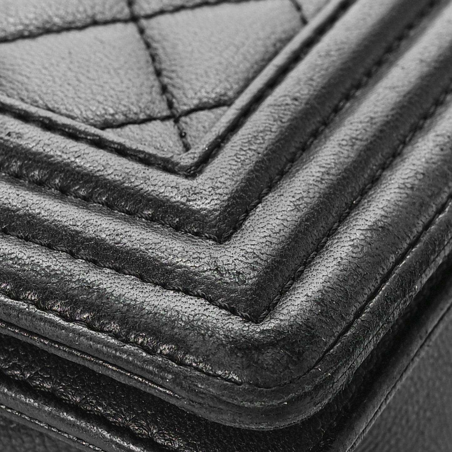 Caviar Quilted New Medium Boy Flap So Black