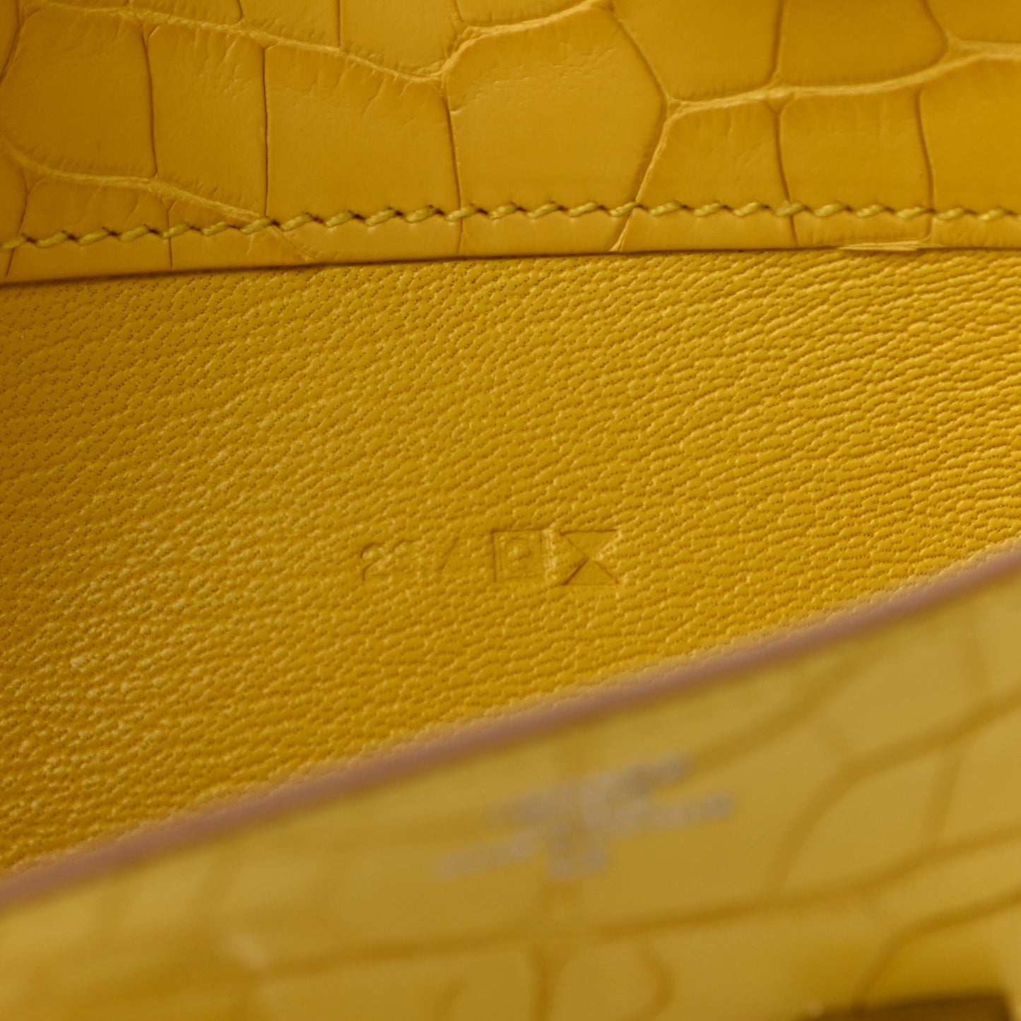 Matte Alligator Constance Long Wallet Jaune Ambre